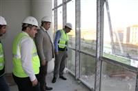 Sağlık Yatırımları Genel Müdür Yardımcısı Dursun Duyar, İnşaat Uygulama Daire Başkanı Mücahit Uzunkaya, Erzincan'da yapımı devam eden 250 yataklı ek hizmet binasının inşaatında incelemelerde bulundu.