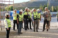 Sağlık Yatırımları Genel Müdür Yardımcısı Dursun Duyar, İnşaat Uygulama Daire Başkanı Mücahit Uzunkaya, Erzincan'da yapımı devam eden 250 yataklı ek hizmet binasının inşaatında incelemelerde bulundu.